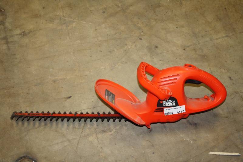 lot 4165 image: Black and Decker Electric Cord Hedge Trimmer