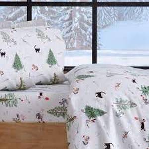 lot 3125 image: Great Bay Home Bed Set Cats in Christmas (Queen Size)