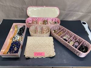 lot 1527 image: Vintage Jewelry w Cases, Necklaces and Earrings