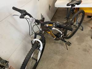 lot 1588 image: Mongoose - Ledge 2.1 - 21 Speed - Element Racing Shock