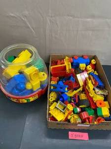 lot 1589 image: Flat of Legos