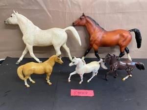 lot 1601 image: Breyer Horses (2), Blue Box Horses (3)