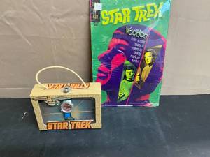 lot 1640 image: Star Trek Metal Tin Sign, Watch