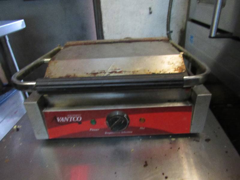 lot 1613 image: Avantco Single FlatGrooved Panini Press