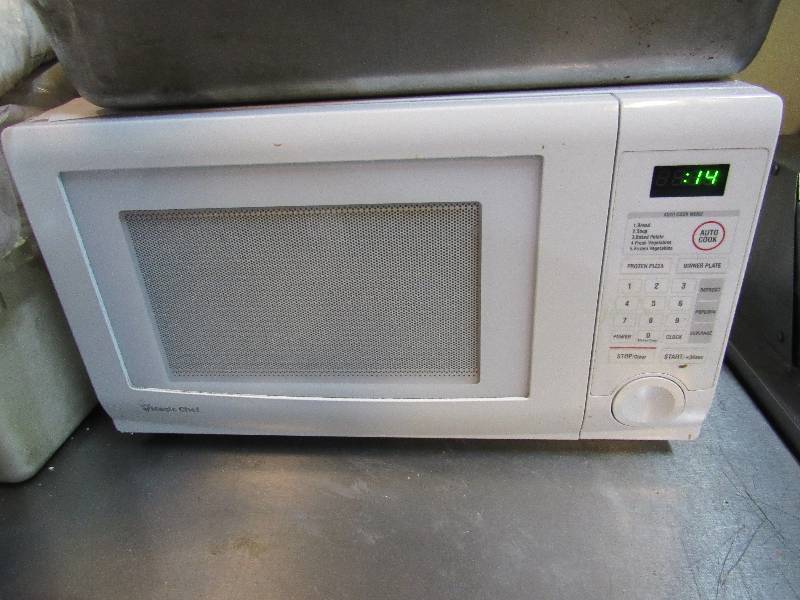 lot 1615 image: Magic Chef 1110W Household Microwave