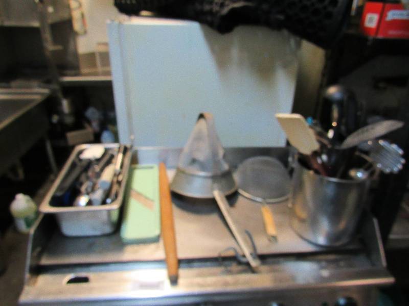 lot 1631 image: Lot of Mixed Kitchen Utensils
