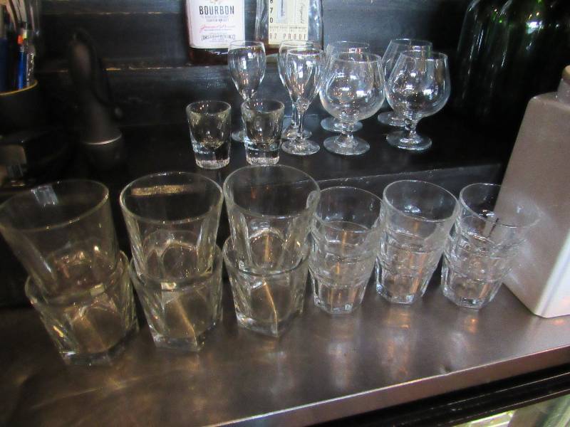 lot 1655 image: Mixed Lot of Glassware