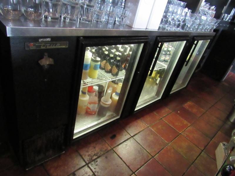 lot 1675 image: True 90 Stainless Work Top Reach In (3) Glass Door Bottle Box Lockable Cooler