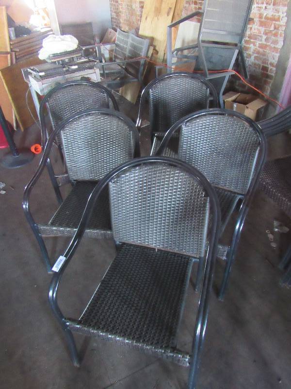 lot 1816 image: Lot Of (5) Aluminum Framed Chairs With Vinyl Woven Seats And Backs