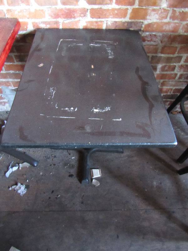 lot 1824 image: 30 X 24 Painted Top Table On Single Cast Metal Base