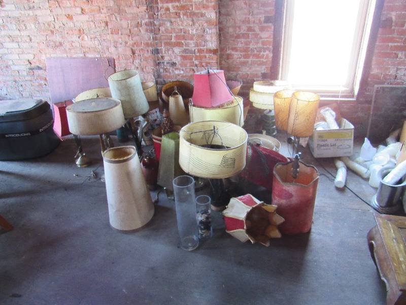 lot 1846 image: Large Lot Of Vintage And Decorative Lamps