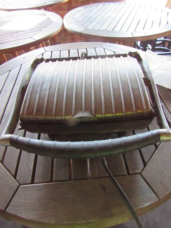 lot 1860 image: Vilaware Counter Top Single Panini Press