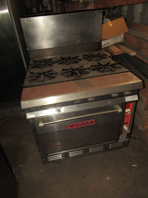 lot 562 image: Vulcan 6 Burner Range With Oven Below