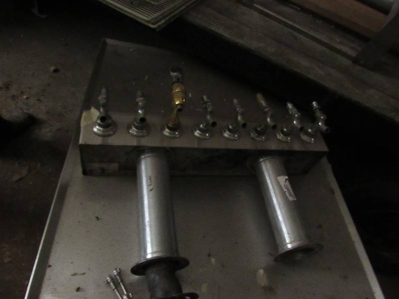 lot 570 image: 8 Head Stainless Tap Head