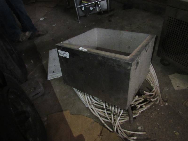 lot 571 image: 24 Ice Well With Soda Head And Block