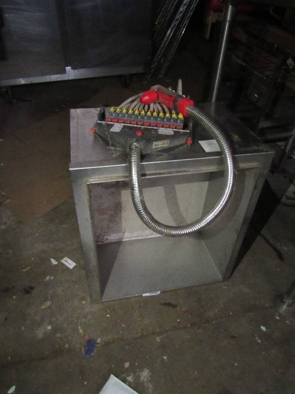 lot 572 image: 24 Ice Well With Soda Head And Block