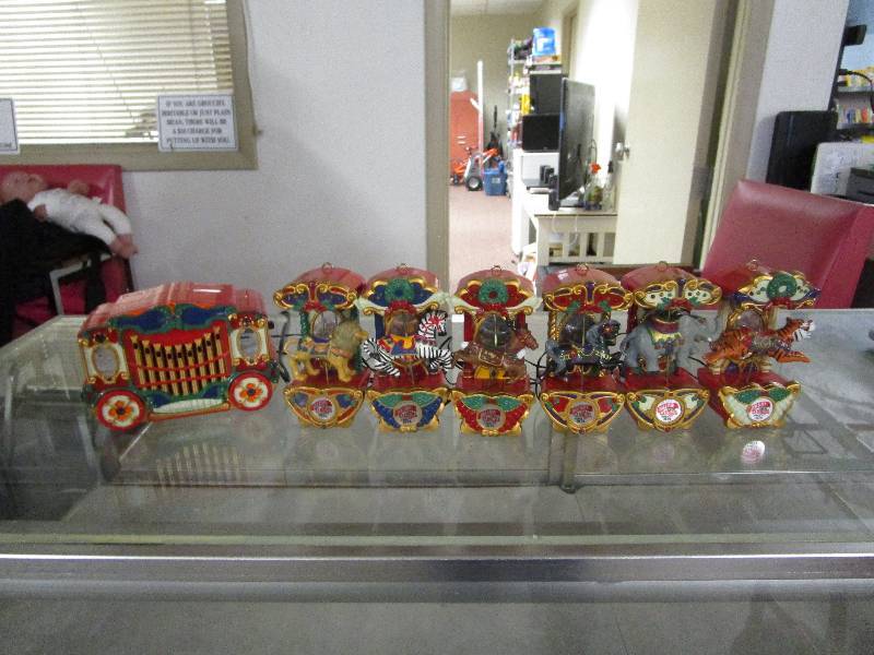 lot 29 image: Christmas Holiday Carousel