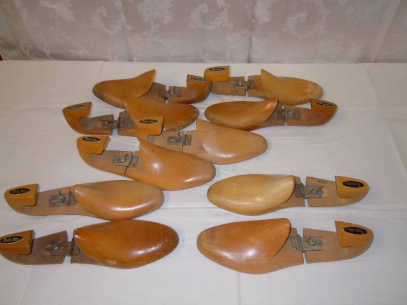 lot 172 image: Lot of Shoe Horns