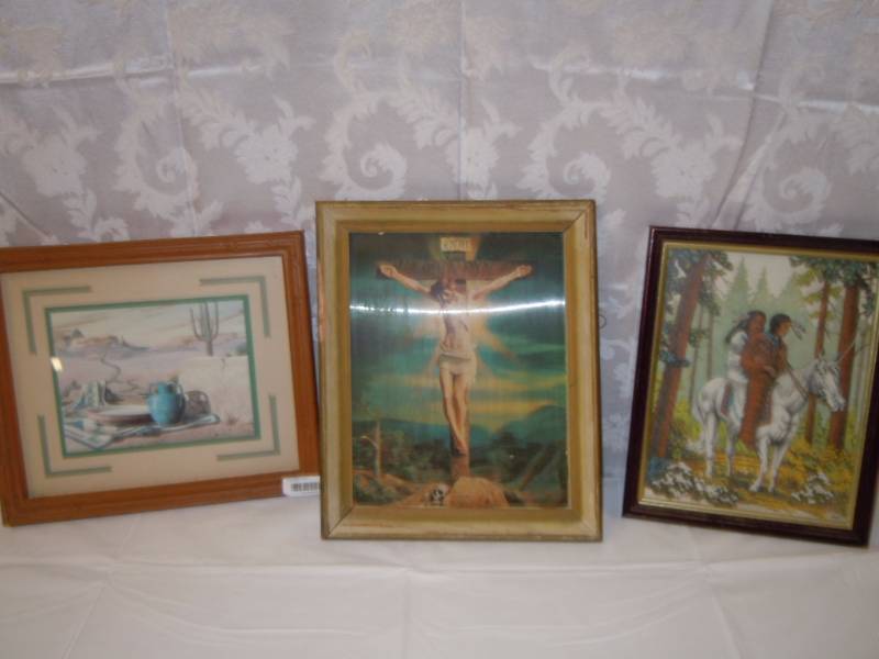 lot 162 image: Lot of Wall Dcor