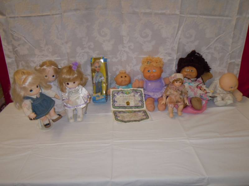 lot 159 image: Lot of Dolls