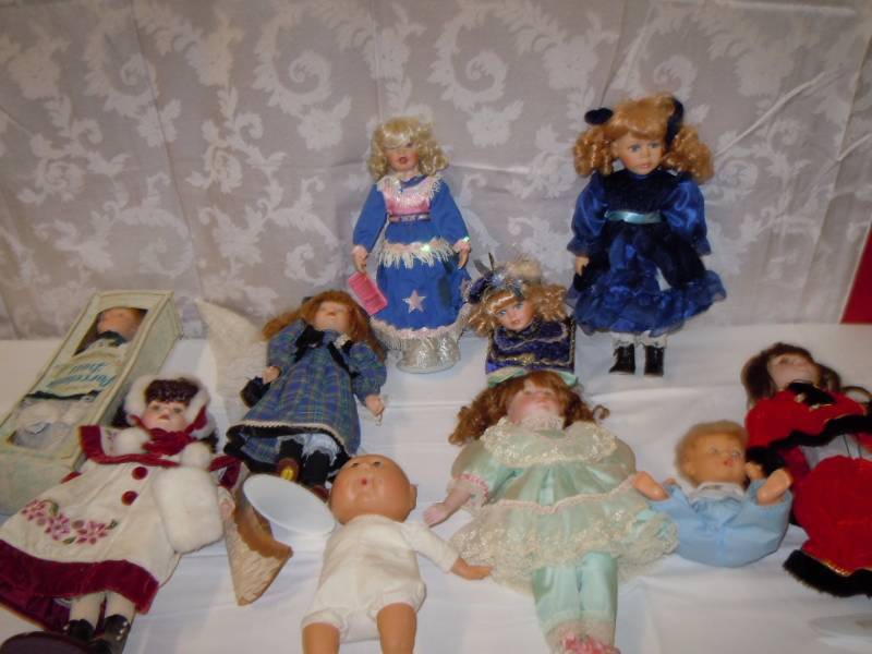 lot 160 image: Lot of Dolls