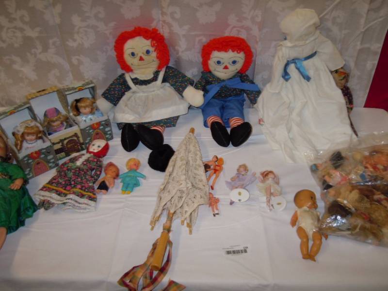 lot 158 image: Lot of Dolls