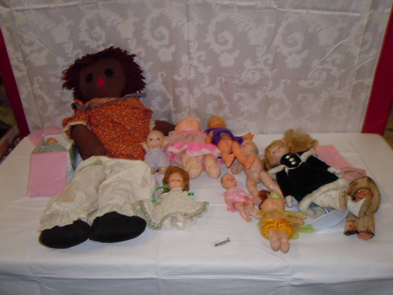 lot 156 image: Lot of Dolls