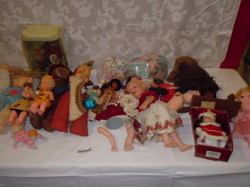 lot 157 image: Lot of Dolls