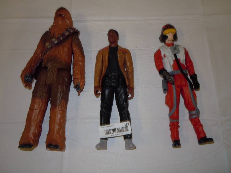 lot 132 image: Star Wars Oversized Action Figures