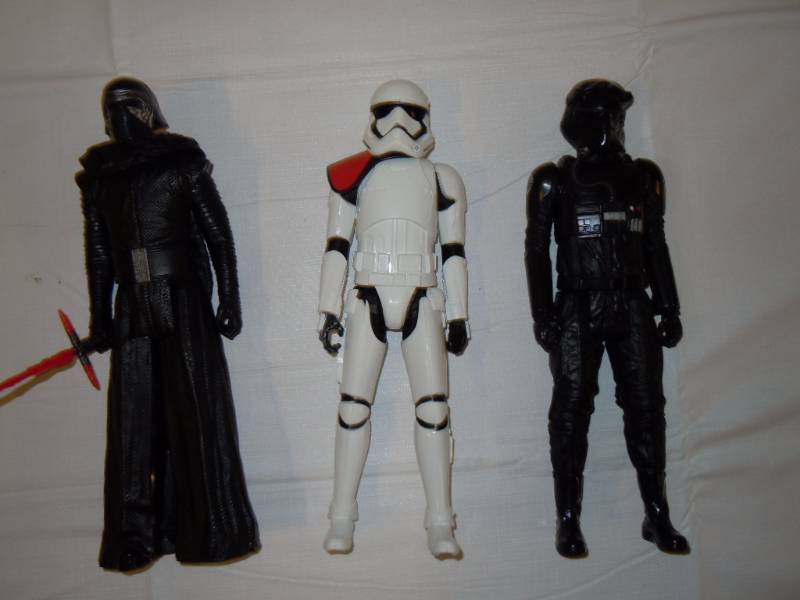 lot 133 image: Star Wars Oversized Action Figures