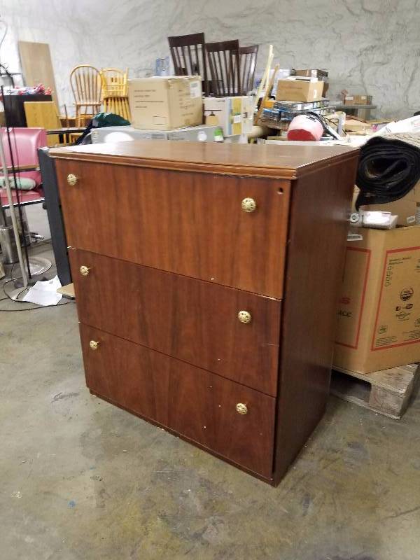 lot 99 image: Oak Dresser