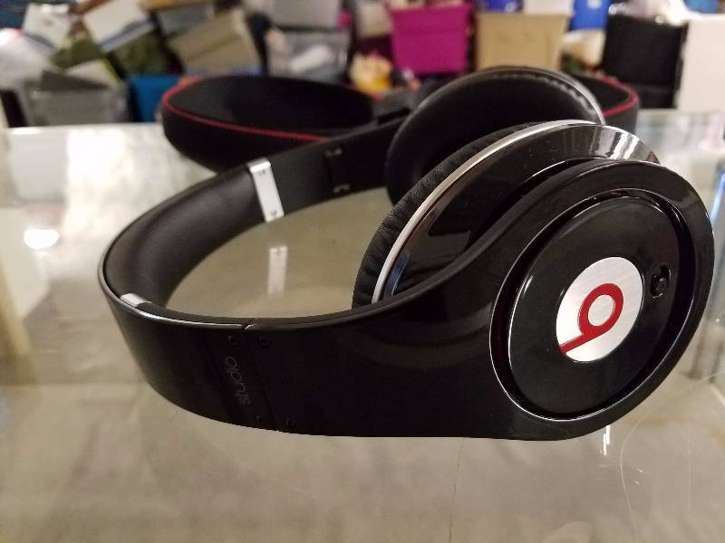 lot 11 image: Beats headphones