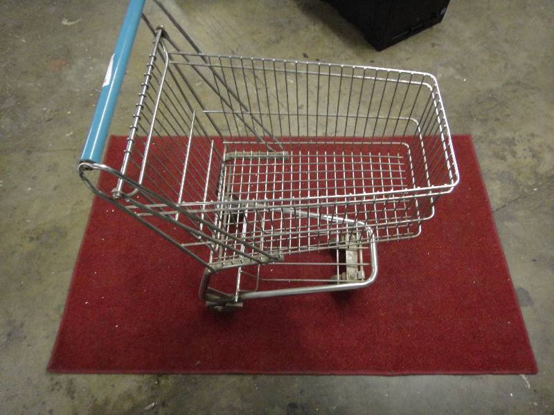 lot 68 image: Kids Shopping Cart