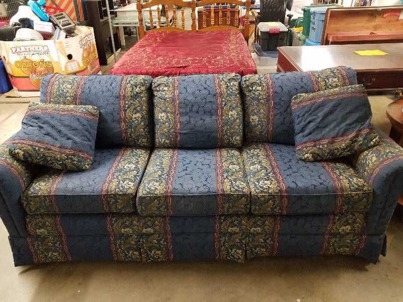 lot 280 image: Nice Couch