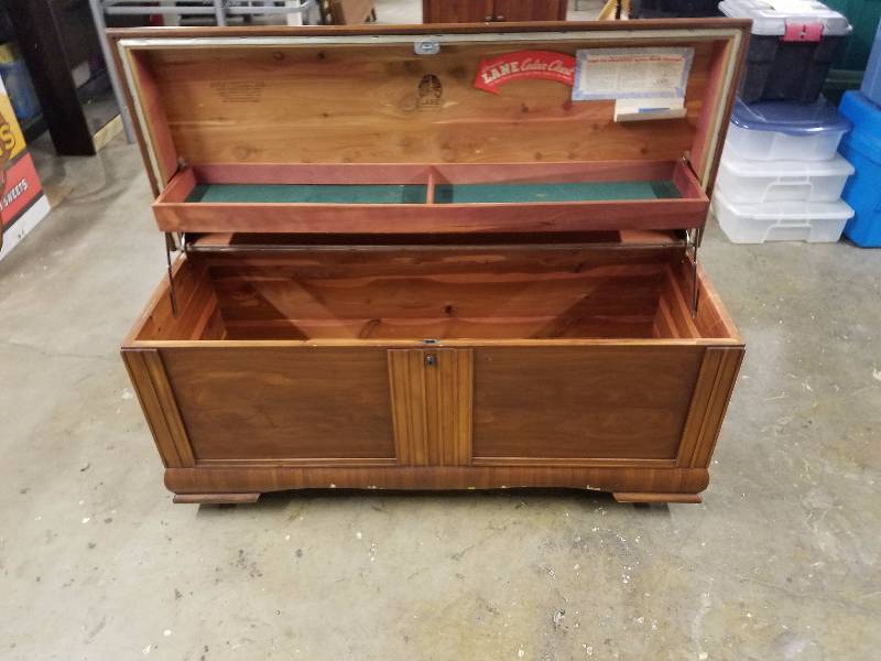 lot 283 image: Awesome Lane Cedar Chest