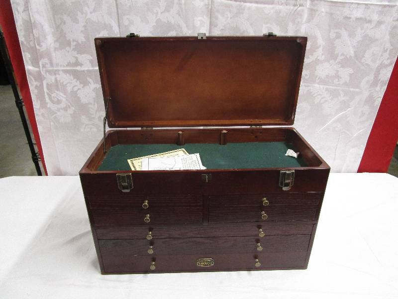 lot 46 image: Museum Thomas Series Case