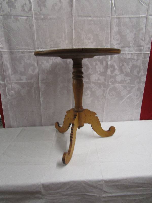 lot 45 image: Antique Table