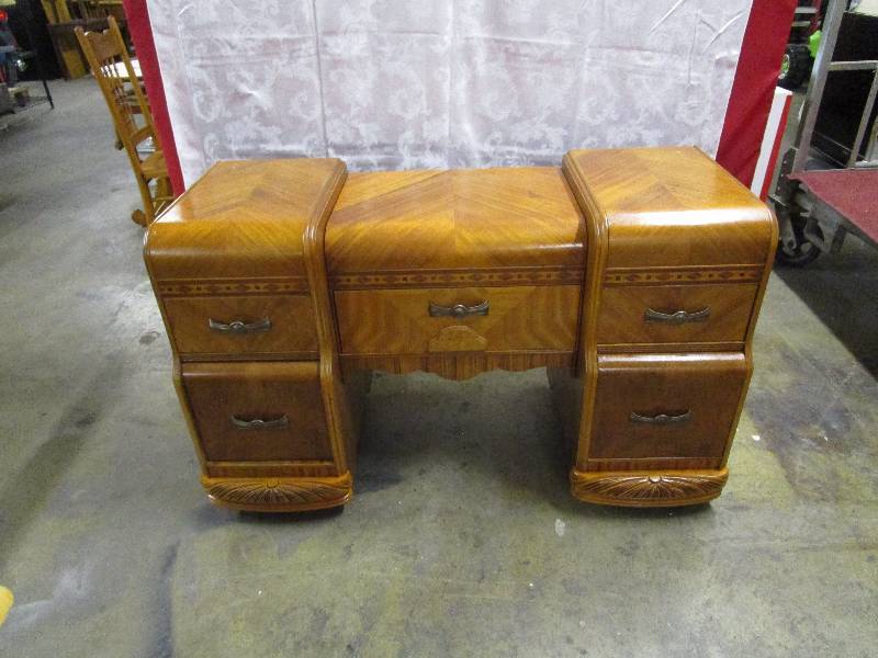 lot 42 image: Antique Vanity