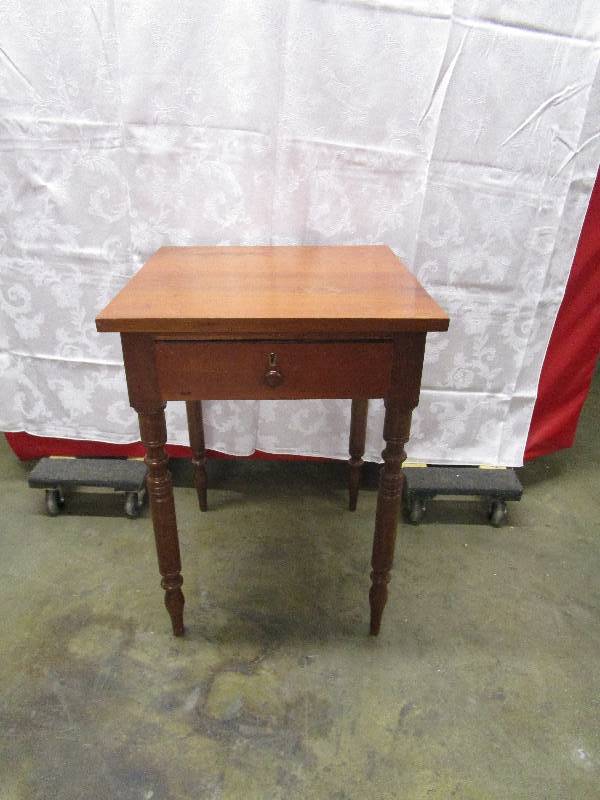 lot 313 image: Vintage Table