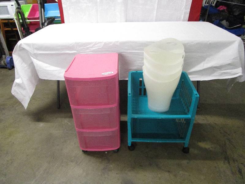 lot 322 image: Lot of Plastic Storage Bins