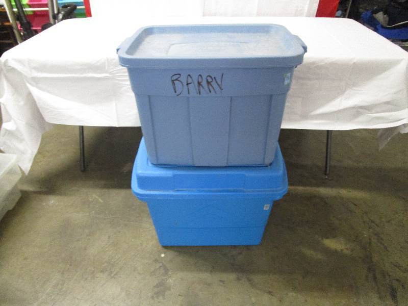 lot 324 image: Lot of Totes with lids