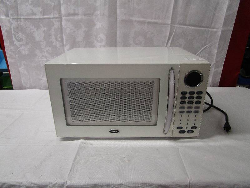 lot 330 image: Microwave Oven