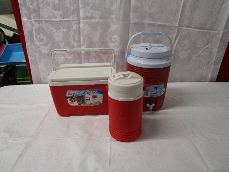 lot 332 image: Lot of Thermos coolers