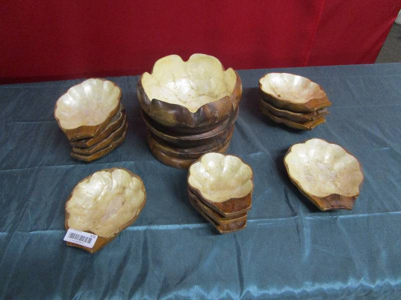 lot 572 image: Lot of shell like dishes