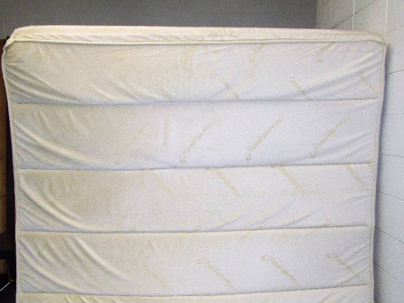lot 17 image: Temper-Pedic Pillowtop King Mattress Cashmere