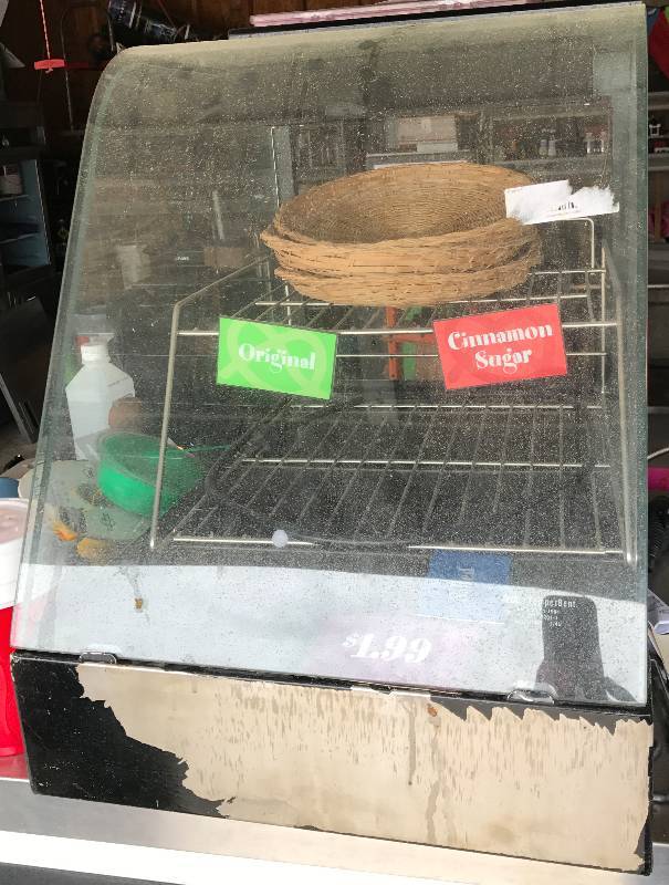lot 2157 image: Counter Top Deli  Pastry Display Case - With Shelves