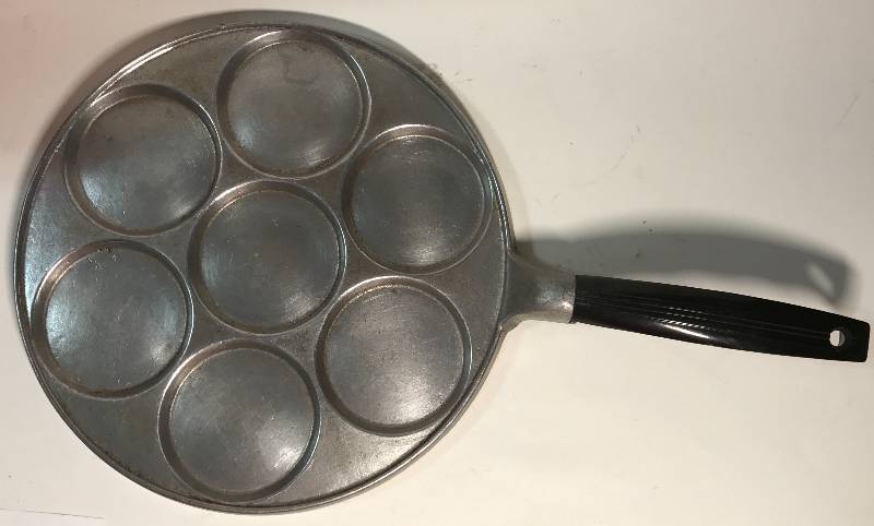 lot 2254 image: Nordic Ware Swedish Pancake Griddle - Hard to Find