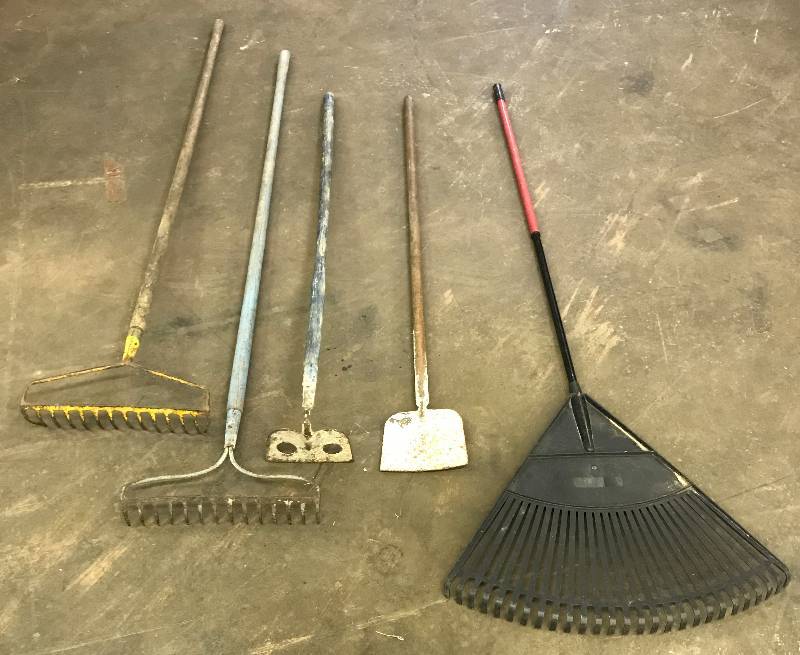lot 2309 image: 5 Assorted Lawn Tools