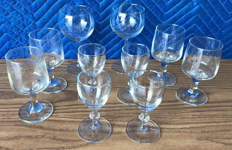 lot 2318 image: Pretty Stemware 10 Piece set. Very nice.