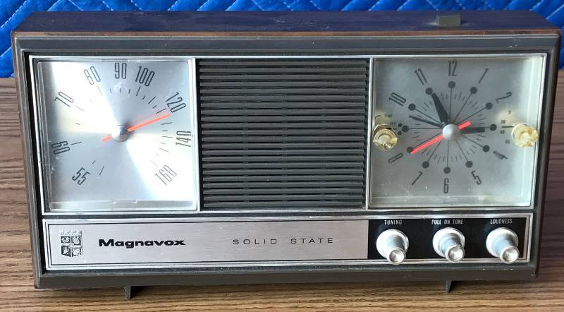lot 2325 image: Vintage Magnavox Clock Radio Solid State
